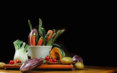 Siyah arkaplanı olan bir masada karışık sebzeler