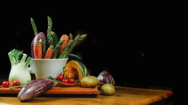 Siyah arkaplanı olan bir masada karışık sebzeler