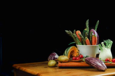 Siyah arkaplanı olan bir masada karışık sebzeler