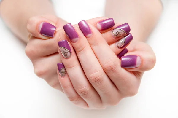 Fioletowy manicure z abstrakcją, złoto — Zdjęcie stockowe