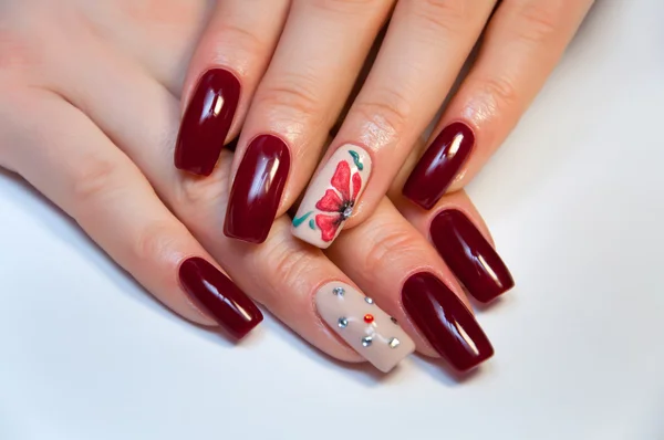 Manicure bordeaux con cristalli e papaveri sull'anulare — Foto Stock