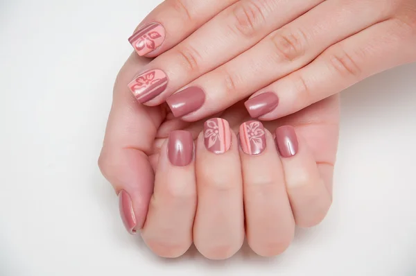 Beige manicure op een witte achtergrond met korte nagels met bloemen — Stockfoto