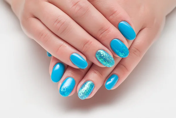Blauwe nagellak met glitters op de ringvinger — Stockfoto