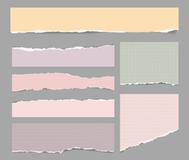 Beyaz, sarı yırtık not, not defteri kağıdı parçaları metin, reklam veya tasarım için koyu gri arkaplan üzerindedir. 