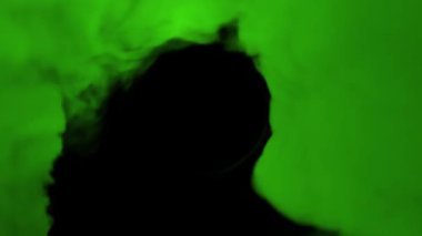 Siyah arkaplanda dönen 3 boyutlu yeşil duman