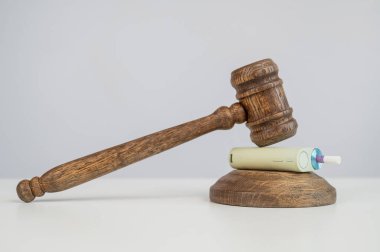 Yargıç tokmağı elektronik sigaraya vurdu. Sigara yasağı. Tütün ısıtma sistemleri