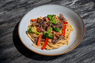 Biftek ve brokoli ile makarna manzarası