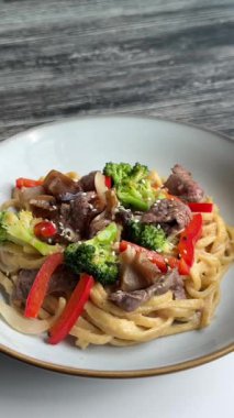 Biftek ve brokoli ile makarna manzarası