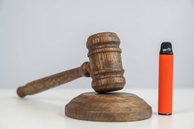 Yargıç tokmağı tek kullanımlık tüpe vurur. Sigara yasağı