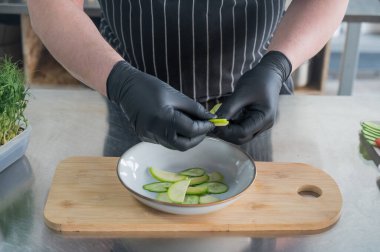 Şef salatayı hazırlar.