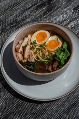 Kafede ahşap masada Ramen çorbası.