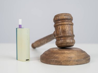 Hakimler tokmak ve elektronik sigara. Sigara yasağı. Tütün ısıtma sistemleri