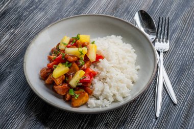 Teriyaki soslu ananaslı tavuk ve kızarmış pirinç.