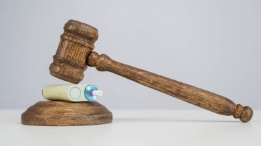 Yargıç tokmağı elektronik sigaraya vurdu. Sigara yasağı. Tütün ısıtma sistemleri