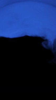 3 boyutlu görüntüleme. Mavi duman siyah bir arkaplanda kıvrılır