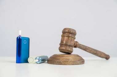 Hakimler tokmak ve elektronik sigara. Sigara yasağı. Tütün ısıtma sistemleri