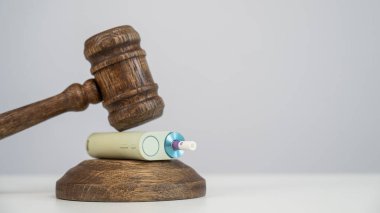 Yargıç tokmağı elektronik sigaraya vurdu. Sigara yasağı. Tütün ısıtma sistemleri