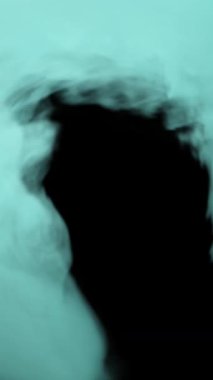 3 boyutlu görüntüleme. Mavi duman siyah bir arkaplanda kıvrılır