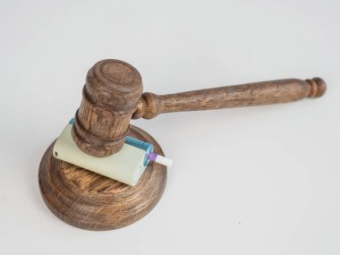 Yargıç tokmağı elektronik sigaraya vurdu. Sigara yasağı. Tütün ısıtma sistemleri