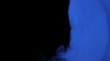 3 boyutlu görüntüleme. Mavi duman siyah bir arkaplanda kıvrılır