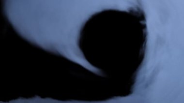 3 boyutlu görüntüleme. Mavi duman siyah bir arkaplanda kıvrılır