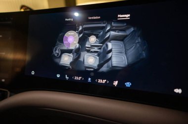 Dokunmatik ekranlı modern araba iç tasarımı