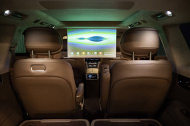 Arabalarda, yolcuların film izlemesi için bir projektör açılıyor.