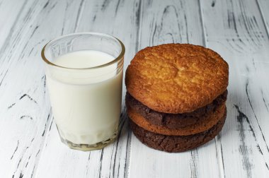 Taze çiftlik süt ve lezzetli kurabiyeler fırından