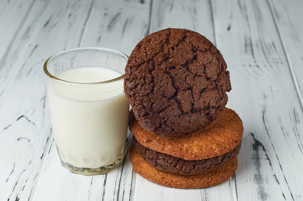 Fresh farm milk and tasty cookies from the oven — Stock Photo, Image
