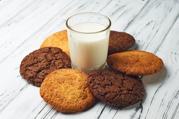 Beautiful flower of cookies and a glass of milk. — Stock Photo, Image