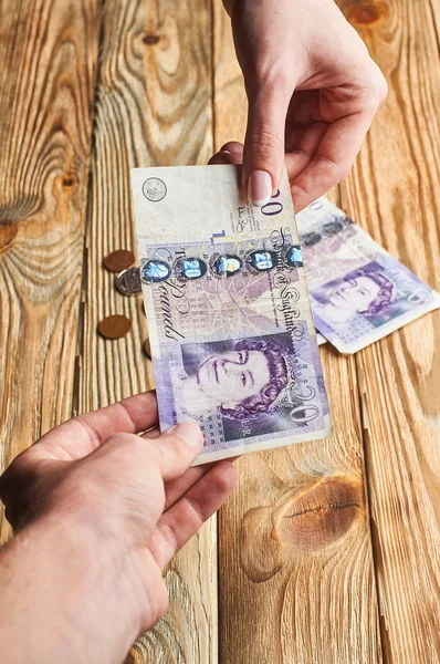 Bir kadın pound sterling birine geçer..
