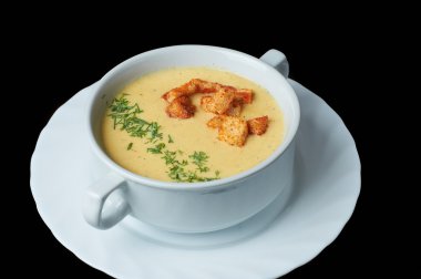 Kruton ve dereotu ile hassas peynir krem çorbası.