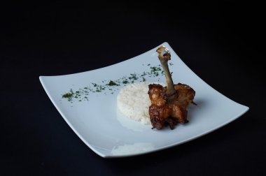 Pilavlı tavuk Pirzola. Basit ve lezzetli yemek.