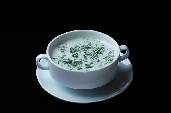 Sabroso ruso / ucraniano okroshka sopa en un plato blanco . —  Fotos de Stock