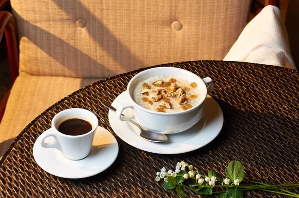 Pequeno-almoço tradicional. Farinha de aveia com nozes e café . — Fotografia de Stock