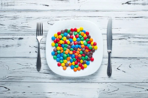 Yemek yoksa yemek için mi? Plaka tatlı zararlı şeker dolu. — Stok fotoğraf