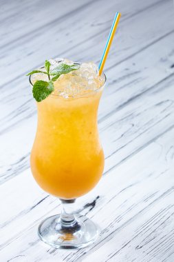 Tatlı tropikal egzotik kokteyl alkollü / alkolsüz.