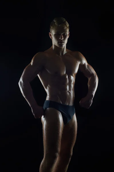 Stilig bodybuilder. Muskulös kille i shorts. — Stockfoto