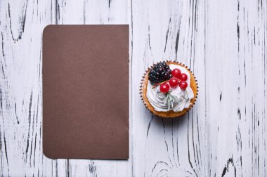 Lezzetli şenlikli cupcake ve notları için boş alan. Burada kendi metninizi bırakabilirsiniz.