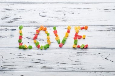 Şeker parçaları yazılı kelime aşk.