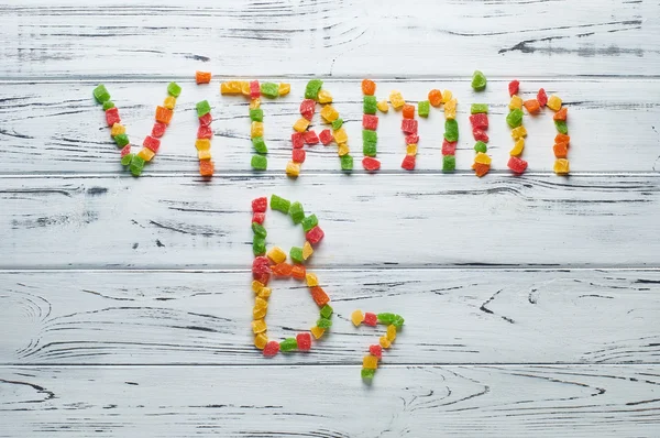 La parola vitamina B7 ha scritto pezzi di caramelle . — Foto Stock