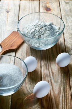 Un, şeker, yumurta ve yaşlı bir ağaç tablosundan bir ahşap mutfak spatula.