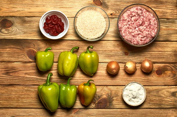 Pimienta búlgara, carne picada, arroz y otros ingredientes para hacer pimientos rellenos . — Foto de Stock