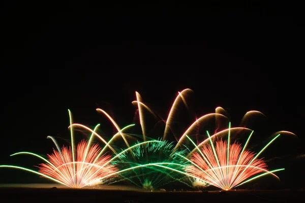 simetrik yelpaze şeklinde havai fişek