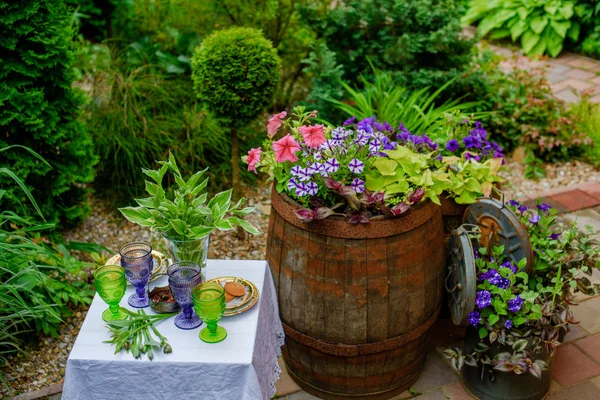Tablo iki yemyeşil bahçesinde hizmet veren