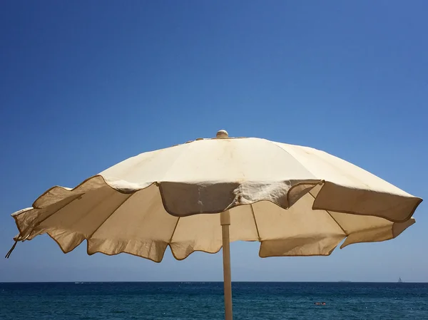 Parasol met zee achtergrond 1 — Stockfoto