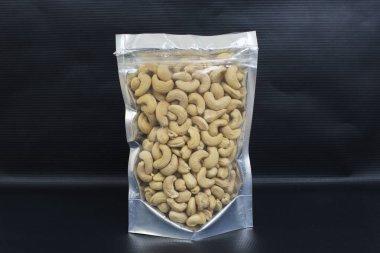 Kaju fıstığı - Kesu Nuttz siyah arkaplan üzerine şeffaf bir paket içinde