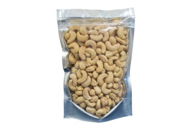 Kaju fıstığı - Kesu Nuttz beyaz arkaplanda izole edilmiş şeffaf bir paket içinde