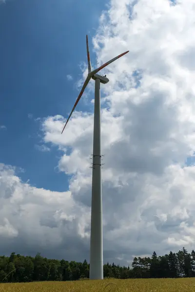 Szélturbina energiát termel — Stock Fotó