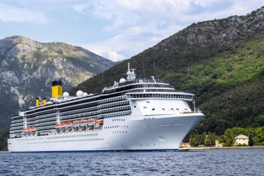 Deniz liner dağlık sahil şeridi çalışır